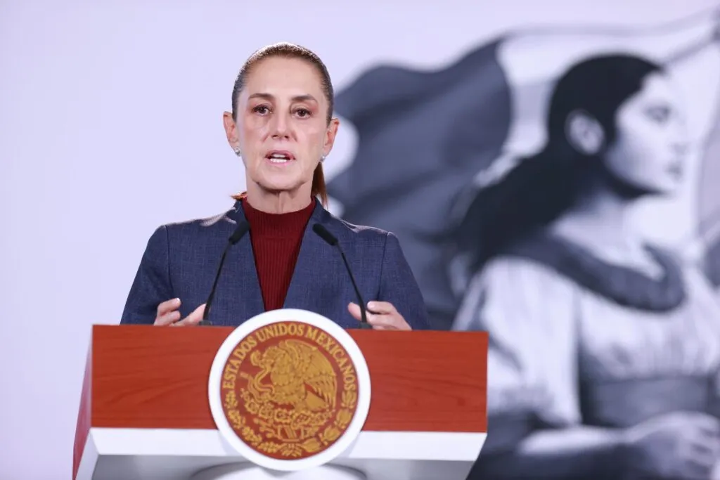 Plan de urgencia quirúrgico en México: la presidenta Claudia Sheinbaum presenta las medidas para el IMSS en un atril oficial