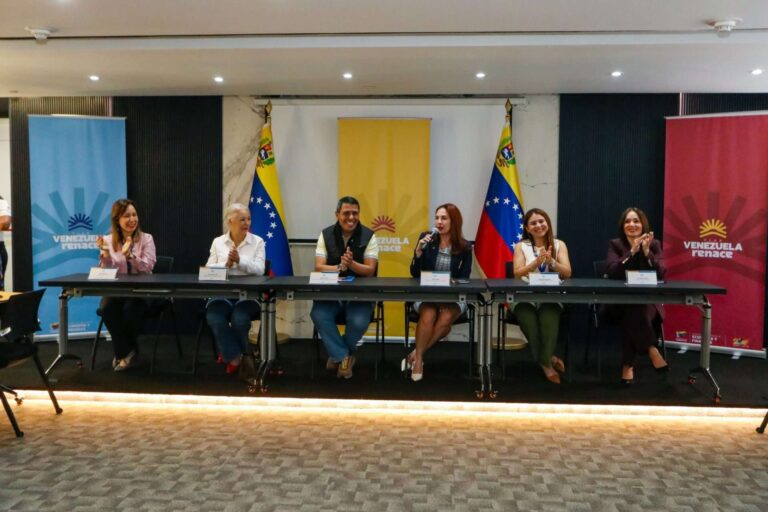 Plan Venezuela Renace: autoridades y beneficiarios durante el acto de entrega de financiamientos del Banco del Tesoro