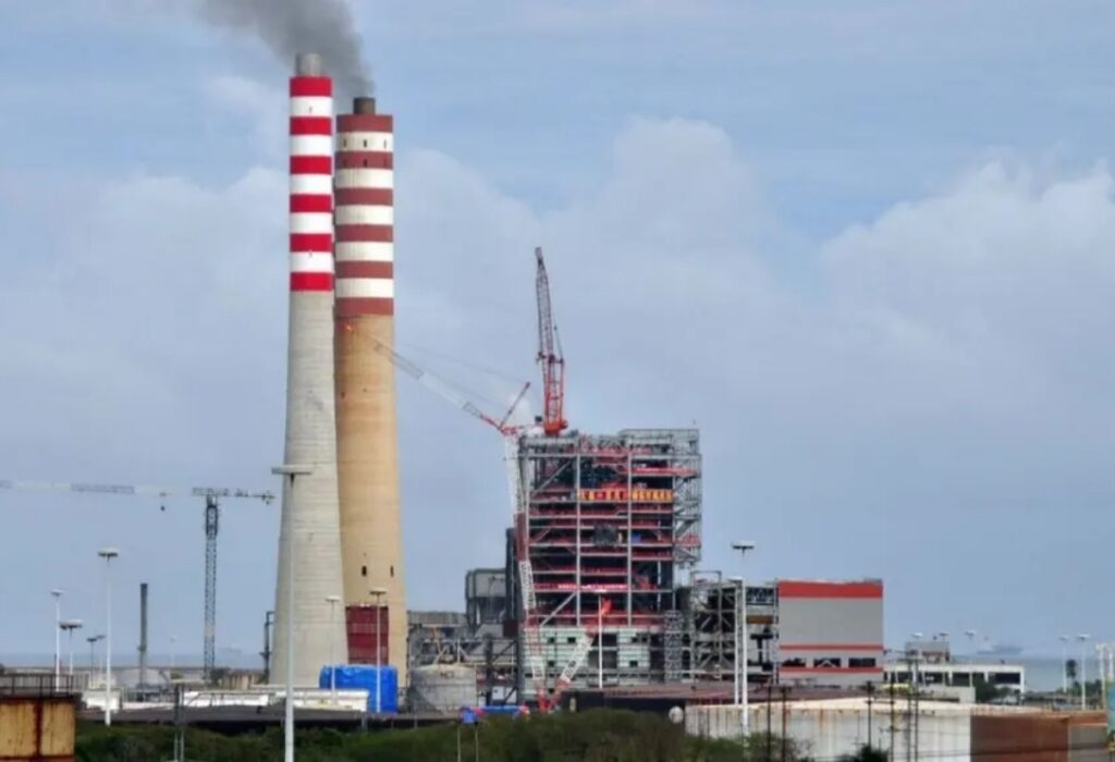 Unidad de Planta Centro: vista de archivo de la termoeléctrica de Carabobo con sus dos chimeneas