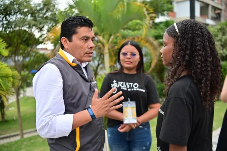 Plazo de Renta Joven: un funcionario de Prosperidad Social conversa con jóvenes participantes del programa en Colombia