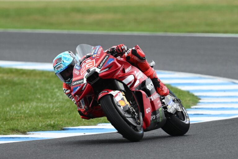 Pole de Marc Márquez en Australia: el piloto español de Ducati, con el número 93, en plena curva sobre el asfalto de Phillip Island