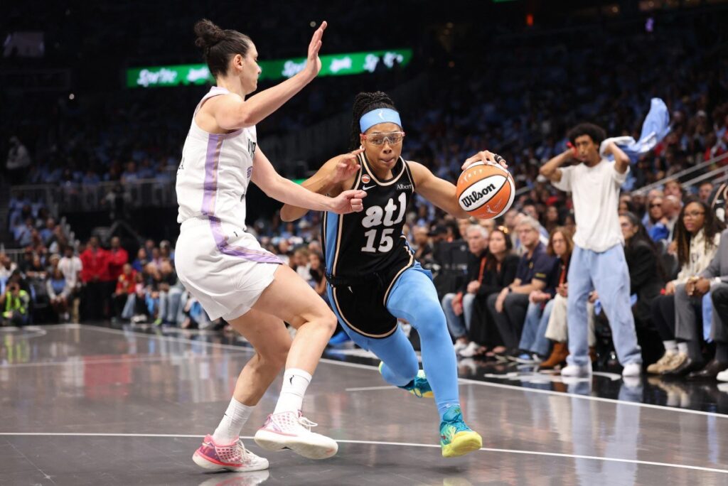 Allisha Gray, de Atlanta Dream, ataca el aro ante Golden State en las Finales: la polémica himno WNBA marca la serie