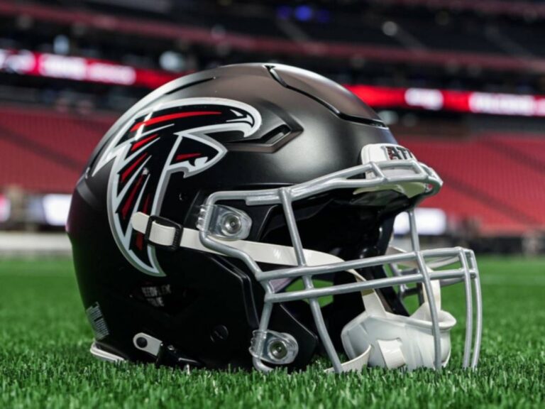 logo retro de Falcons: casco negro de Atlanta con el halcón clásico sobre el césped del estadio