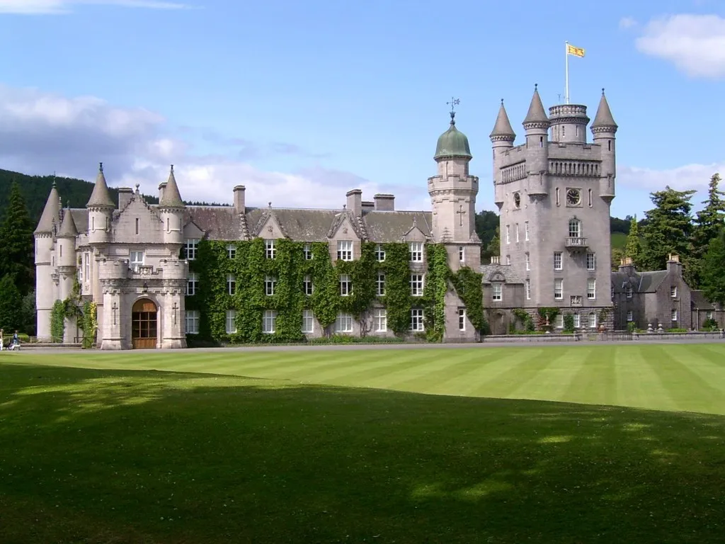 policía escocesa investiga Balmoral: el castillo de Balmoral completo, en Aberdeenshire, Escocia