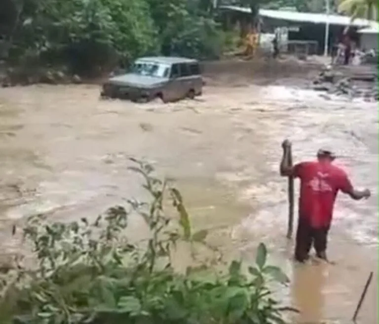 Vecino cruza el río Are crecido por las lluvias en Portuguesa tras la pérdida de la pasarela de El Hacha