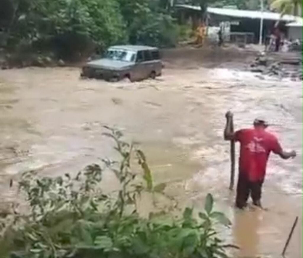 Vecino cruza el río Are crecido por las lluvias en Portuguesa tras la pérdida de la pasarela de El Hacha