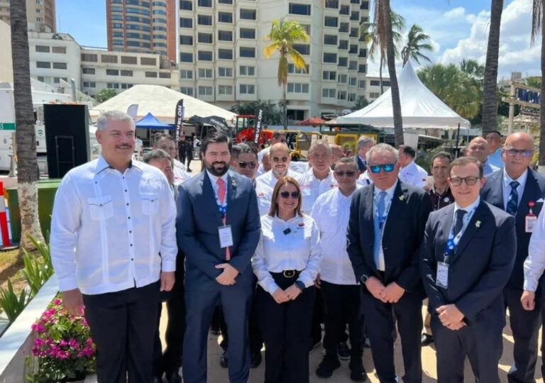 La ministra Paula Henao y autoridades del sector petrolero posan durante la II Conferencia de Petróleo y Gas en el Zulia
