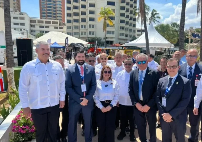 La ministra Paula Henao y autoridades del sector petrolero posan durante la II Conferencia de Petróleo y Gas en el Zulia