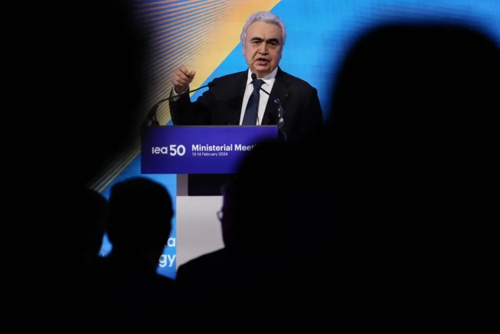 Fatih Birol, director de la AIE, hablando en un podio sobre los precios de los combustibles