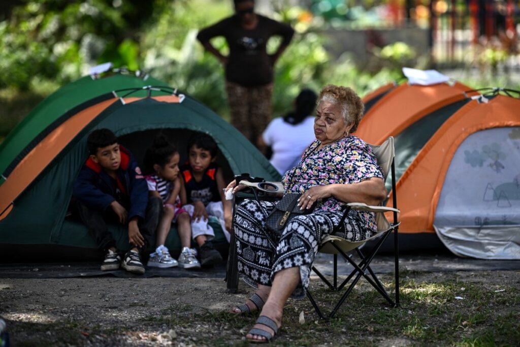 Presos de El Rodeo I: una familiar espera en el campamento instalado a las afueras del penal, en Venezuela