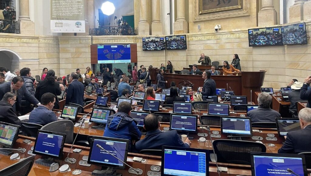Presupuesto 2027 de Colombia: la plenaria del Congreso durante una sesión de votación en Bogotá