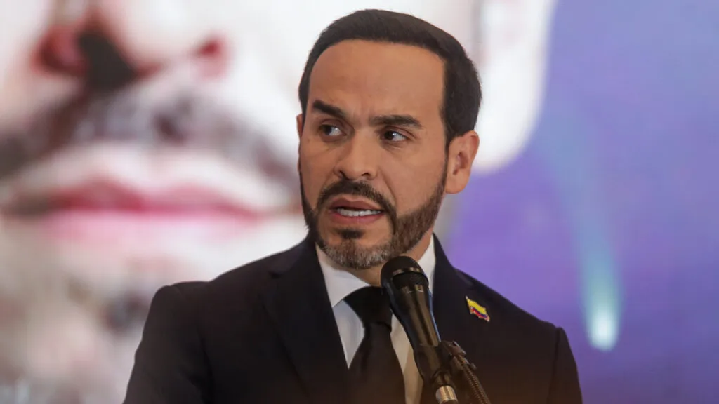 Presupuesto 2027 de Colombia: el presidente Abelardo de la Espriella durante una alocución, con micrófono y el pin de la bandera de Colombia