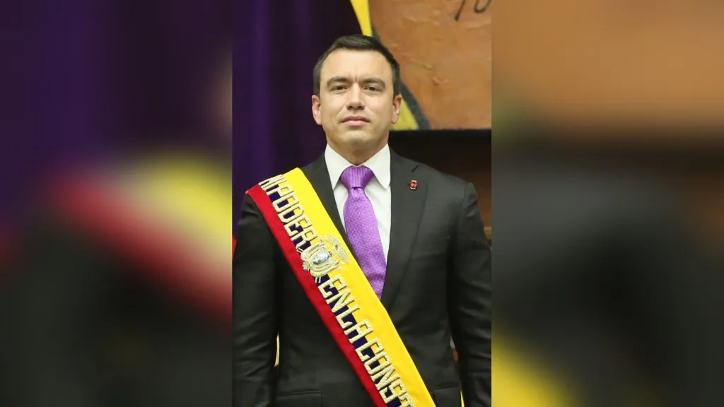 presupuesto de Ecuador 2027: el presidente Daniel Noboa con la banda presidencial en la Asamblea Nacional