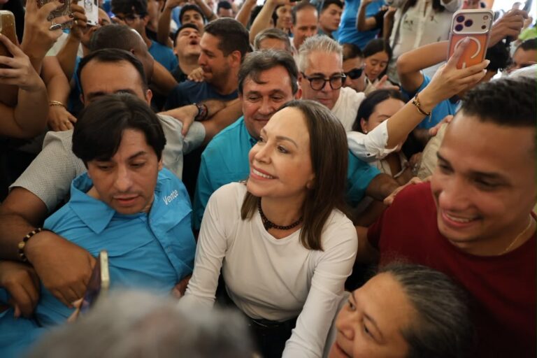 Primeras fotos de María Corina Machado en Venezuela: la líder opositora sonríe rodeada de seguidores a su llegada a la iglesia de Santa Rosa, en Lara