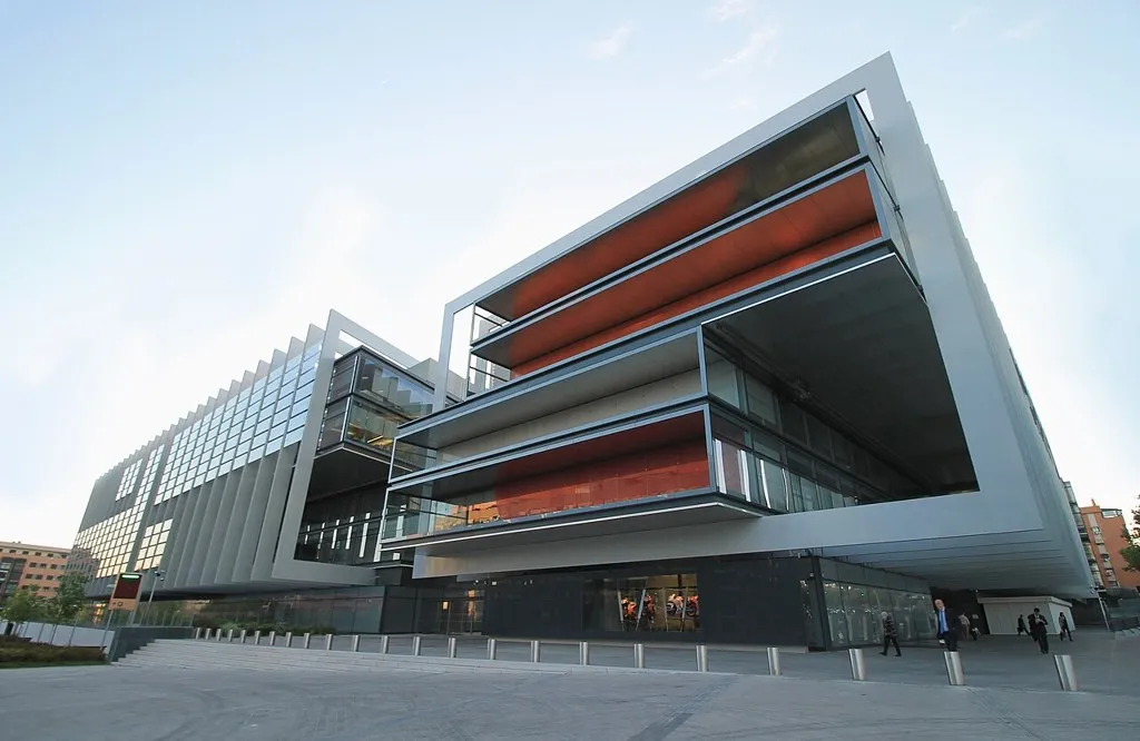 Producción de Repsol en Venezuela: fachada del Campus Repsol, sede de la petrolera española en Madrid