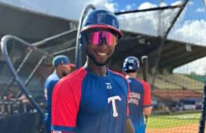 Jurickson Profar con el uniforme de Tiburones de La Guaira, listo para su debut en la LVBP