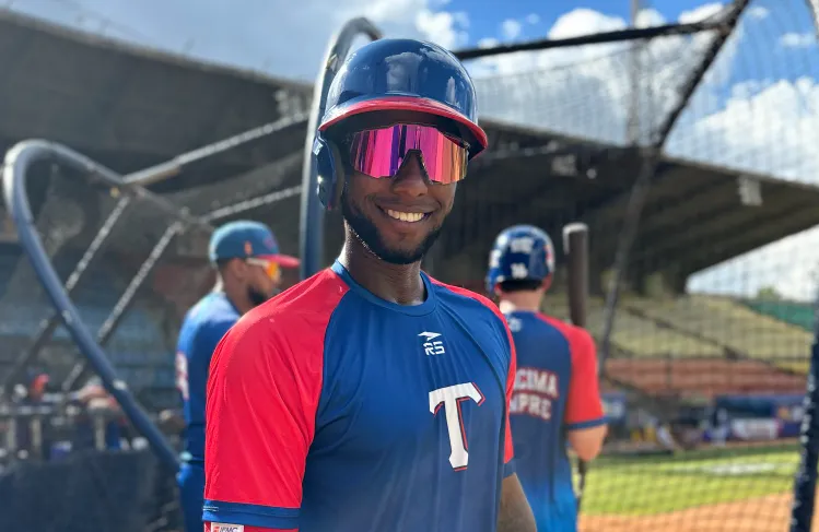 Jurickson Profar con el uniforme de Tiburones de La Guaira, listo para su debut en la LVBP