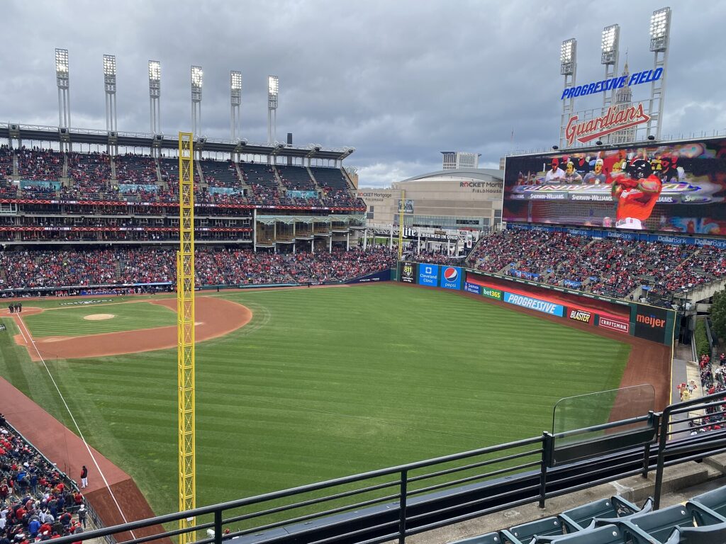El Progressive Field de Cleveland bajo un cielo nublado antes del Juego 4 de Guardians vs Rays en la Serie de Campeonato