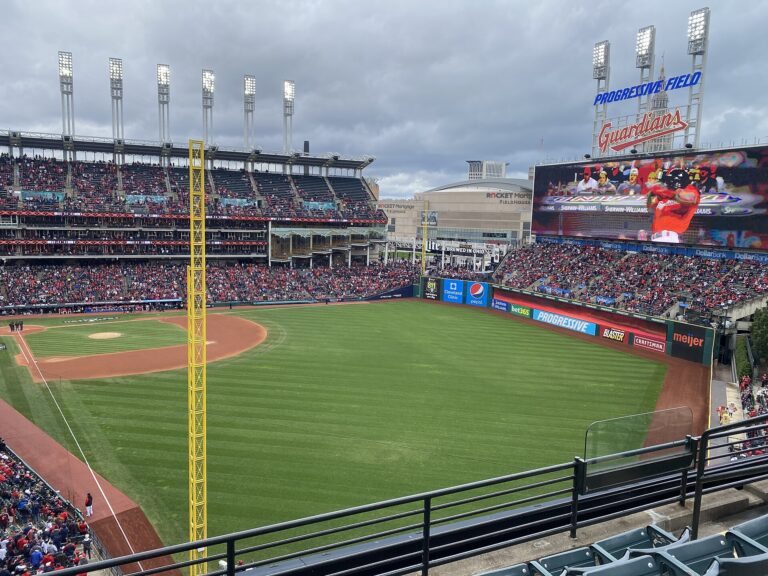 El Progressive Field de Cleveland bajo un cielo nublado antes del Juego 4 de Guardians vs Rays en la Serie de Campeonato
