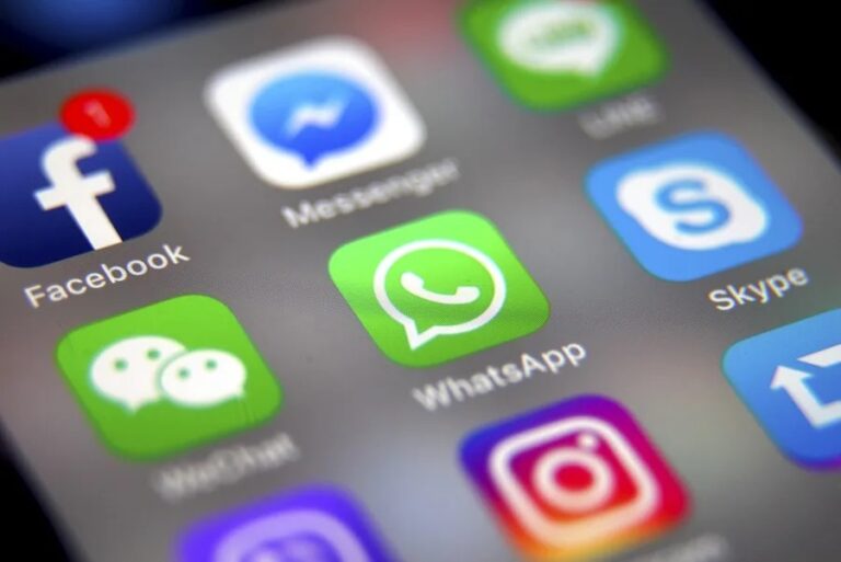 Prohibición de redes sociales en Grecia: pantalla de un teléfono con los iconos de Facebook, WhatsApp, Instagram y Messenger