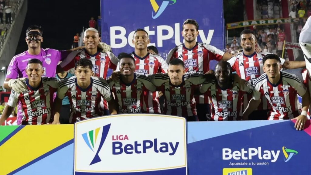 Protesta de hinchas de Junior: la formación del equipo de Barranquilla antes del partido contra Águilas Doradas en el Romelio Martínez