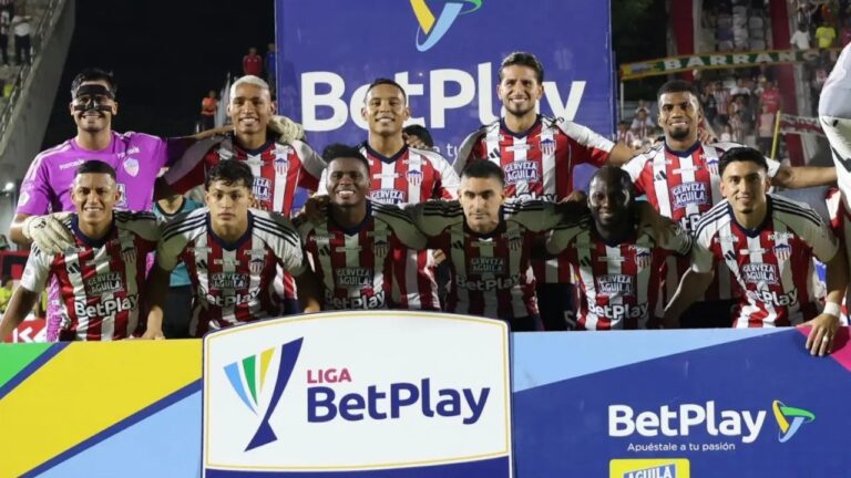 Protesta de hinchas de Junior: la formación del equipo de Barranquilla antes del partido contra Águilas Doradas en el Romelio Martínez