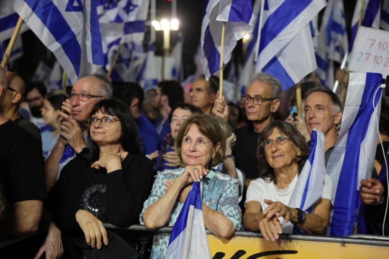 Protesta en Tel Aviv contra Netanyahu: asistentes con banderas de Israel durante la concentración de este sábado en la Plaza de los Rehenes