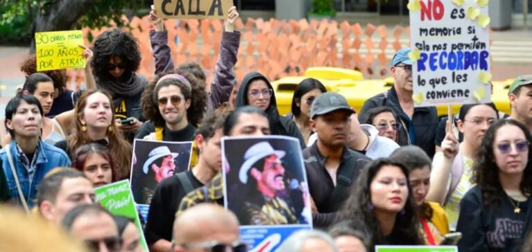 Manifestantes frente al Museo Nacional de Colombia protestan contra el retiro de 30 obras de las salas permanentes