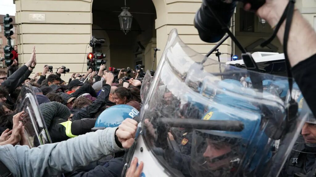 Protestas contra el coste de la vida en Italia: manifestantes y policía durante la jornada de este sábado en una ciudad italiana