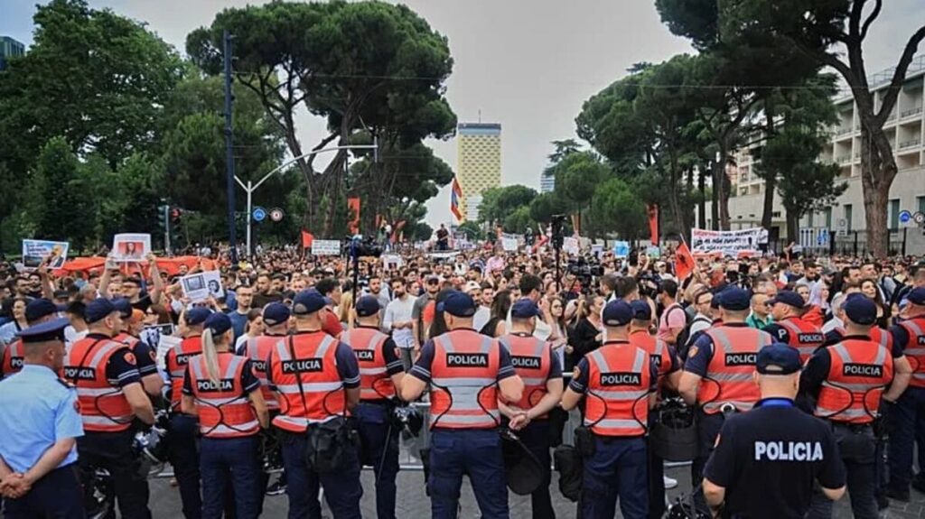 Protestas en Albania: policías forman un cordón frente a los manifestantes en una avenida de Tirana
