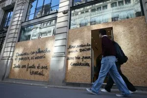 protestas en Francia: comercio de París protegido con paneles de madera ante la jornada de movilizaciones de este sábado 31 de octubre