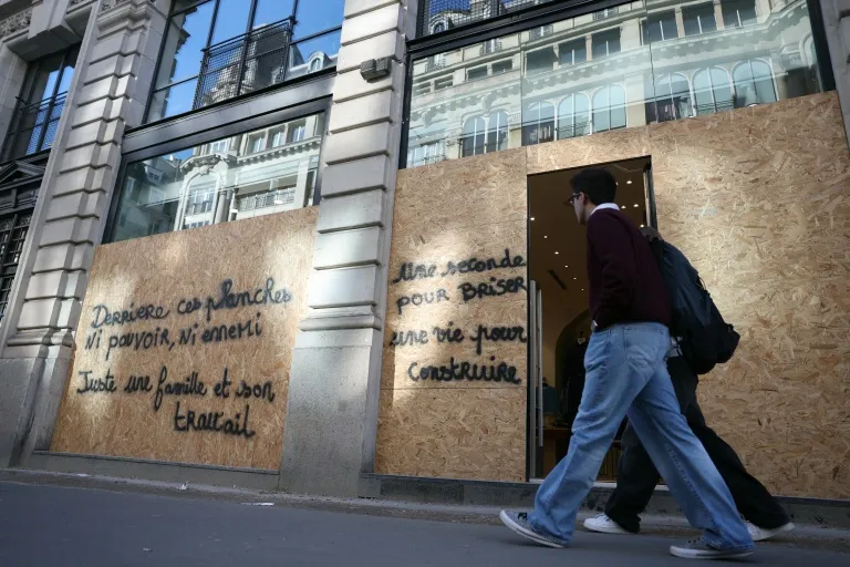 protestas en Francia: comercio de París protegido con paneles de madera ante la jornada de movilizaciones de este sábado 31 de octubre