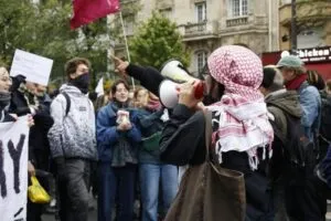 Manifestante estudiantil con un megáfono durante las protestas en Francia contra el Gobierno de Macron