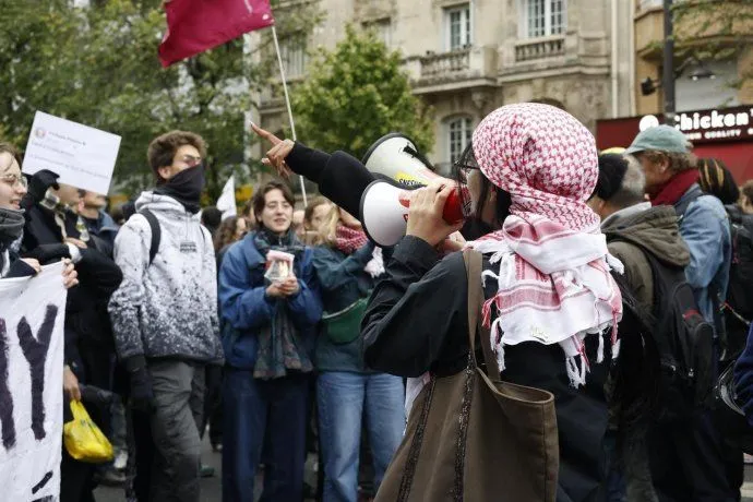 Manifestante estudiantil con un megáfono durante las protestas en Francia contra el Gobierno de Macron