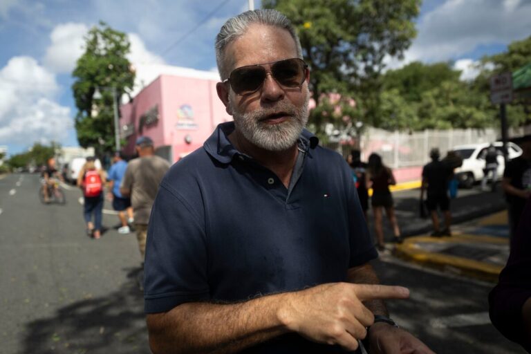 Manifestante durante las protestas en Puerto Rico por la luz frente a las oficinas de LUMA Energy en San Juan