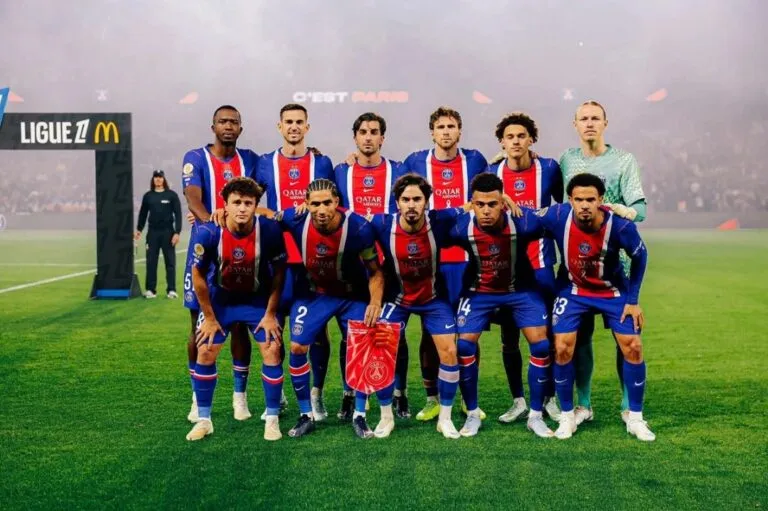 PSG líder de la Ligue 1: el once titular del París Saint-Germain posa en el Parque de los Príncipes antes del partido contra el Lyon