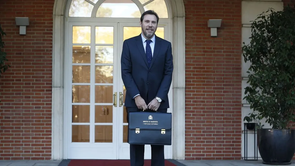 Puente descarta dimitir: Óscar Puente, ministro de Transportes de España, posa con su cartera ministerial