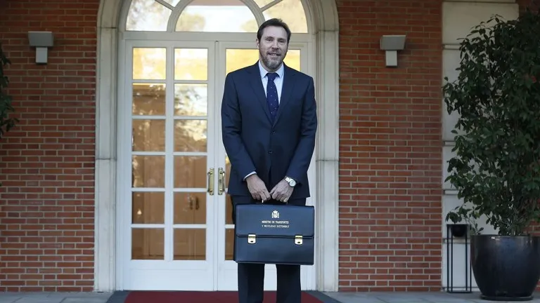 Puente descarta dimitir: Óscar Puente, ministro de Transportes de España, posa con su cartera ministerial