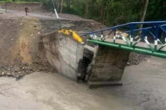 El puente de Ospino colapsado sobre el río crecido en la parroquia La Estación, en Portuguesa, antes de su desmontaje