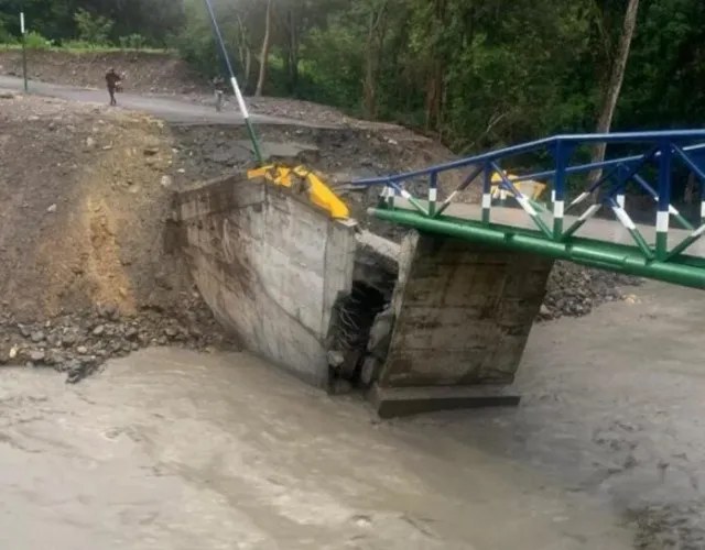 Desmontan el puente de Ospino que cedió a menos de 70 horas de su inauguración El puente de Ospino colapsado sobre el río crecido en la parroquia La Estación, en Portuguesa, antes de su desmontaje