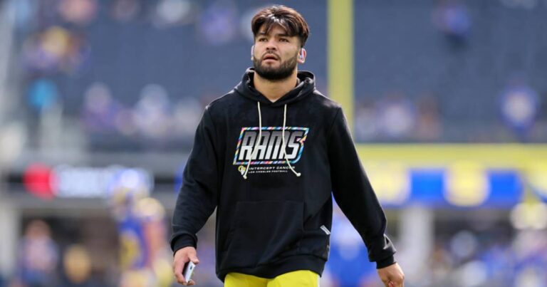 Puka Nacua lesión: el receptor de Los Angeles Rams camina en el estadio con la sudadera del equipo antes de un partido