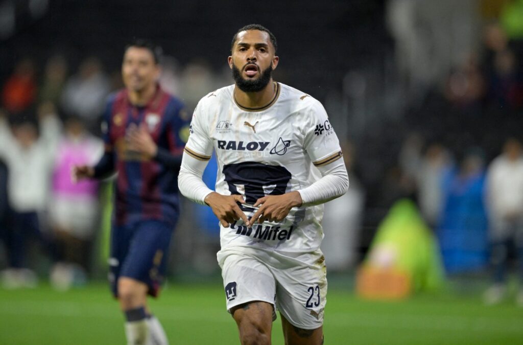 Pumas vence al Atlante: Juninho celebra uno de sus dos goles con la camiseta universitaria en el Estadio Azteca