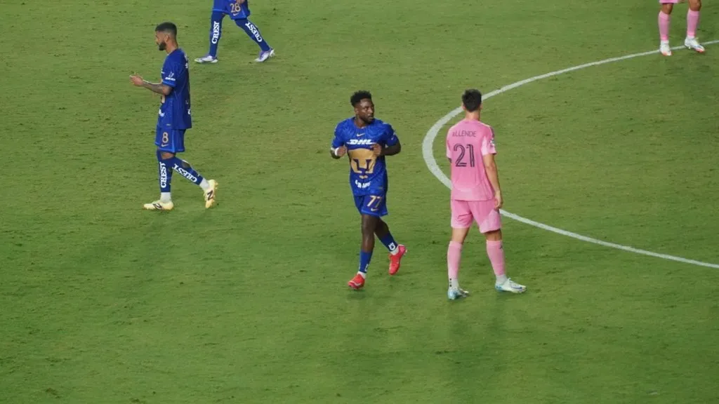 Álvaro Angulo, con el dorsal 77 de Pumas, en acción en un partido en el que los Pumas vencen al Puebla