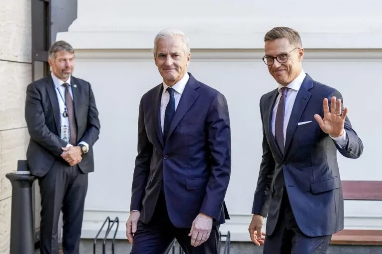 Putin advierte a Stubb y Støre sobre la paz en Ucrania: el primer ministro de Noruega, Jonas Gahr Støre, y el presidente de Finlandia, Alexander Stubb, caminan juntos en Helsinki