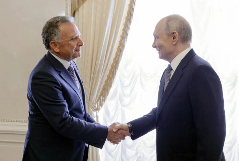 Cumbre en Shenzhen: Steve Witkoff y Vladímir Putin se saludan al inicio de su reunión en San Petersburgo