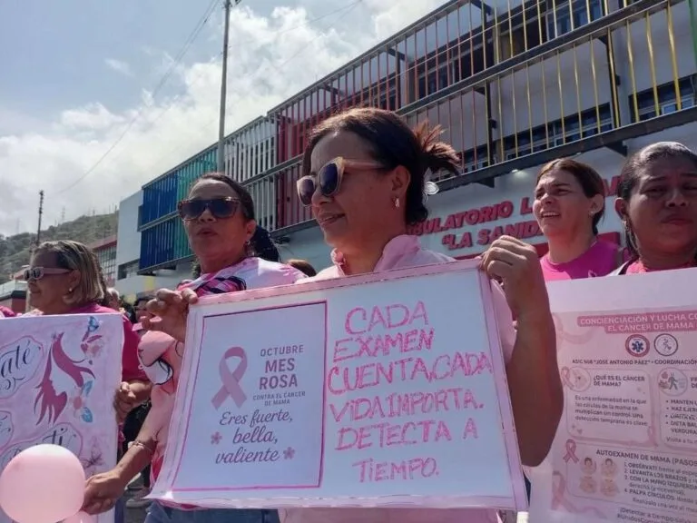 Mujeres con carteles del Mes Rosa por la quimioterapia en La Guaira y la detección temprana del cáncer de mama