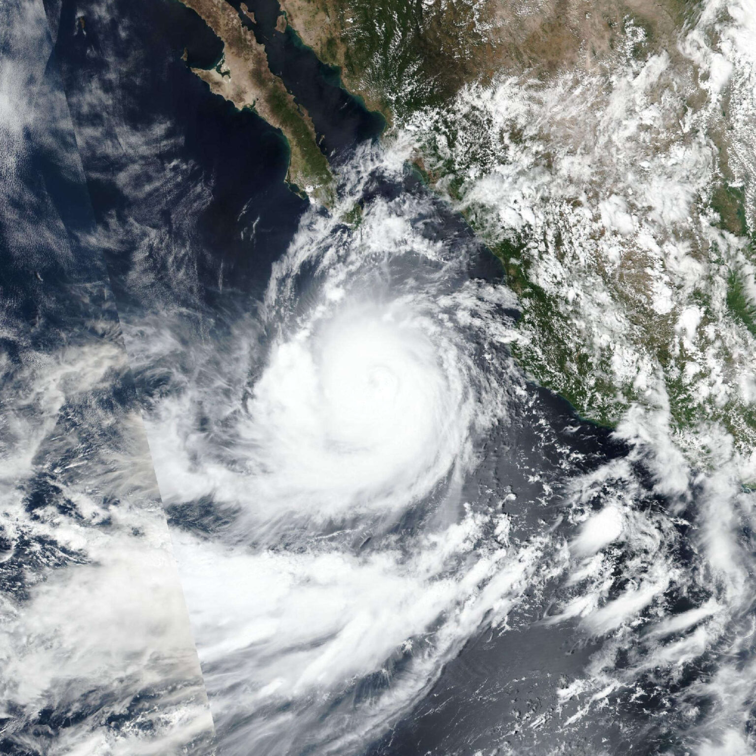 Imagen satelital de la tormenta tropical Rachel acercándose a Baja California