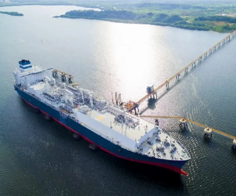Racionamiento de gas en Colombia: la unidad flotante de regasificación de SPEC LNG atracada en la terminal de Cartagena