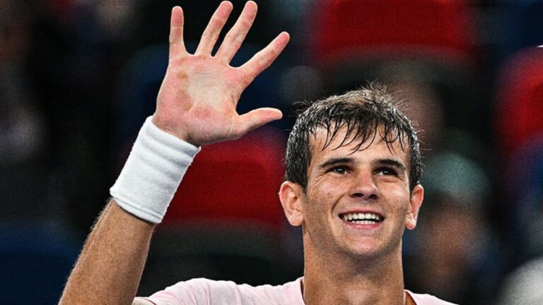 Rafa Jódar gana a Medvedev: el español saluda sonriente al público tras clasificarse a la final del Masters 1000 de Shanghái