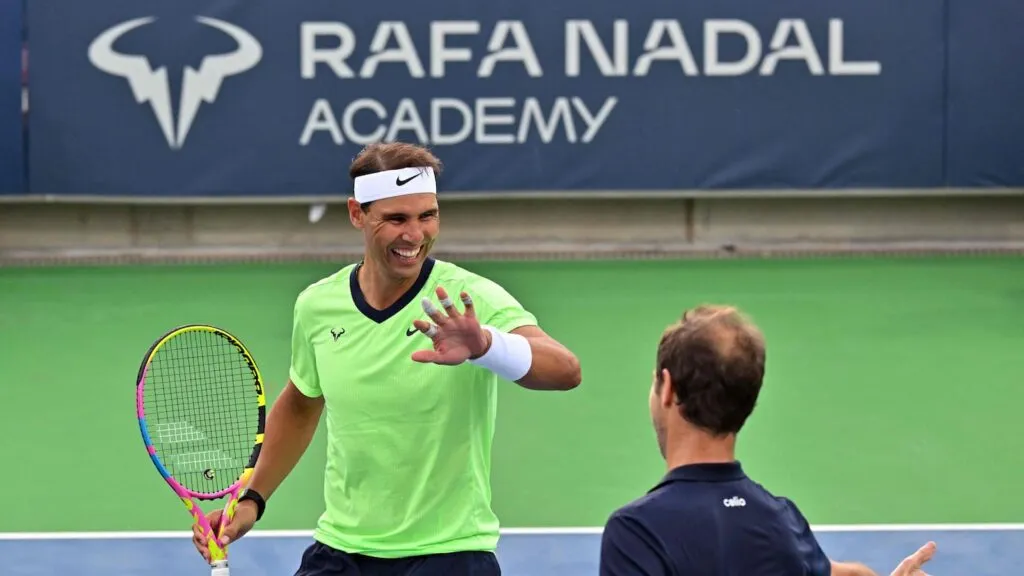 Rafa Nadal exhibición en Las Vegas: el tenista español sonríe con su raqueta en una pista de su academia
